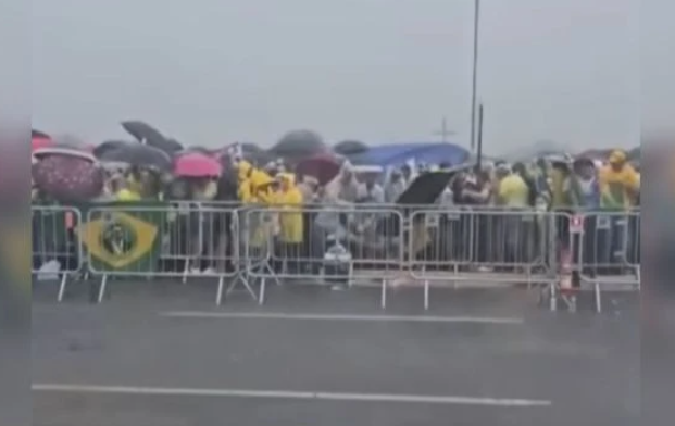 Quatro pessoas seguem internadas após raio atingir ato político no DF