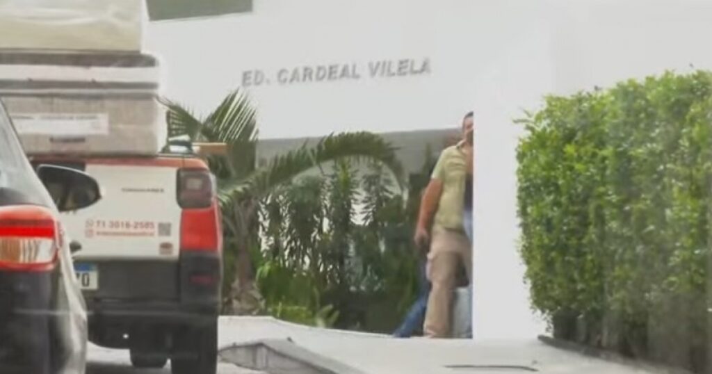 Suspeito de roubo foge de delegacia de Salvador ao prestar depoimento e é localizado durante transmissão ao vivo na TV