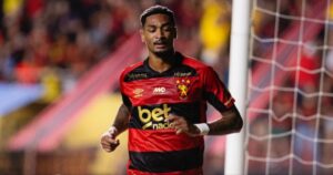 Vitória tenta contratação do atacante Derik Lacerda; saiba mais