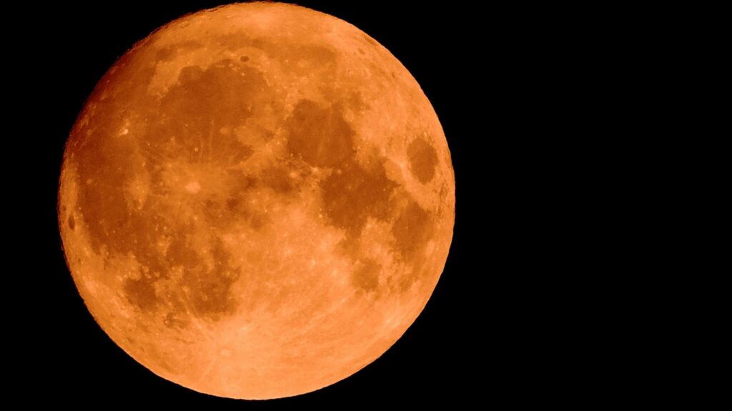 Por que a Lua fica laranja? Entenda o fenômeno que altera a cor do satélite