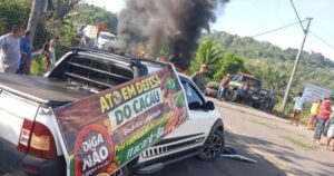 Produtores de cacau interditam BR-101 na Bahia e cobram medidas para conter queda de preço de produto