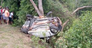 Acidente com carro de passeio deixa 4 mortos e um ferido em Praia do Forte