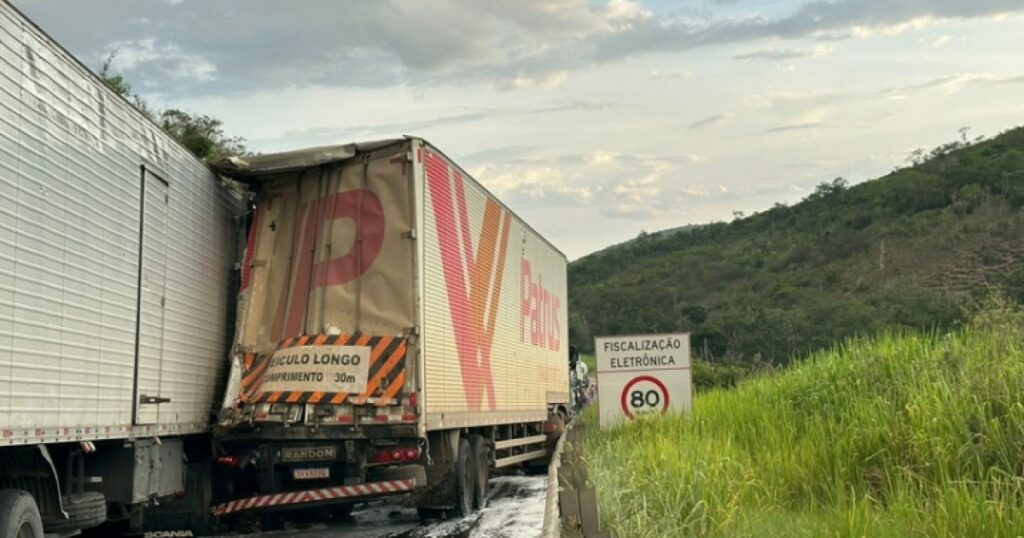 Acidente entre três carretas deixa motorista morto em trecho da Serra do Mutum, no Sudoeste baiano