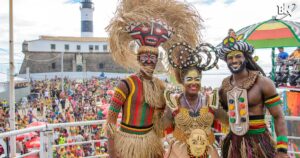 VÍDEO: Olodum abre desfile na Barra com percussão e tradição de Bloco Afro