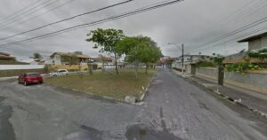 MP-BA investiga fechamento de vias e áreas públicas em Vilas do Atlântico; praça é alvo de inquérito