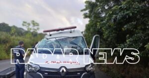 Acidente envolvendo ambulância e caminhão parado na BR-101 deixa três mortos no sul da Bahia