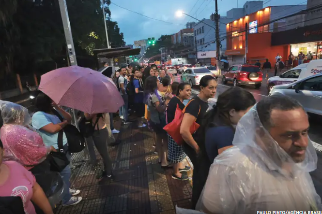 Alerta de perigo: Oito estados brasileiros estão sob risco de chuvas intensas e ventos de 100 km/h