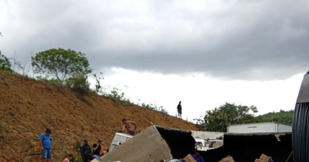 Carga da Shopee é saqueada por populares após tombamento de carreta na BR-116, em Brejões