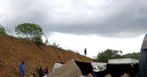 Carga da Shopee é saqueada por populares após tombamento de carreta na BR-116, em Brejões