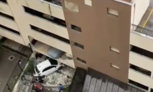Carro cai do primeiro andar de estacionamento em São Bernardo do Campo