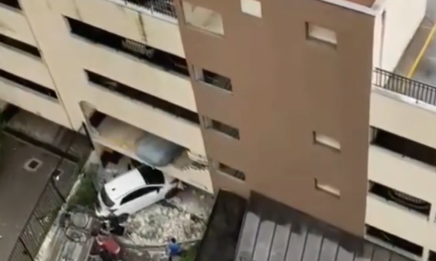 Carro cai do primeiro andar de estacionamento em São Bernardo do Campo