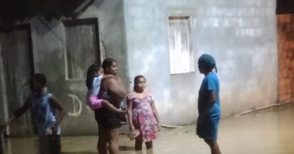 Chuva provoca alagamento em Dário Meira e moradores temem risco de enchente com cheia do Riacho do Meio