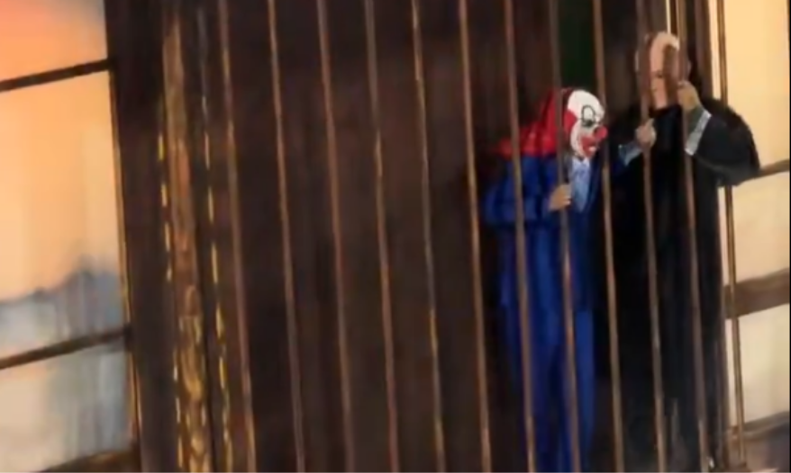 Esta foi a reação de Michelle Bolsonaro à alegoria de Jair Bolsonaro na Acadêmicos de Niterói