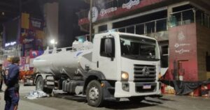 Estudante escorrega após tentar subir em caminhão de limpeza e morre atropelada no circuito Barra-Ondina