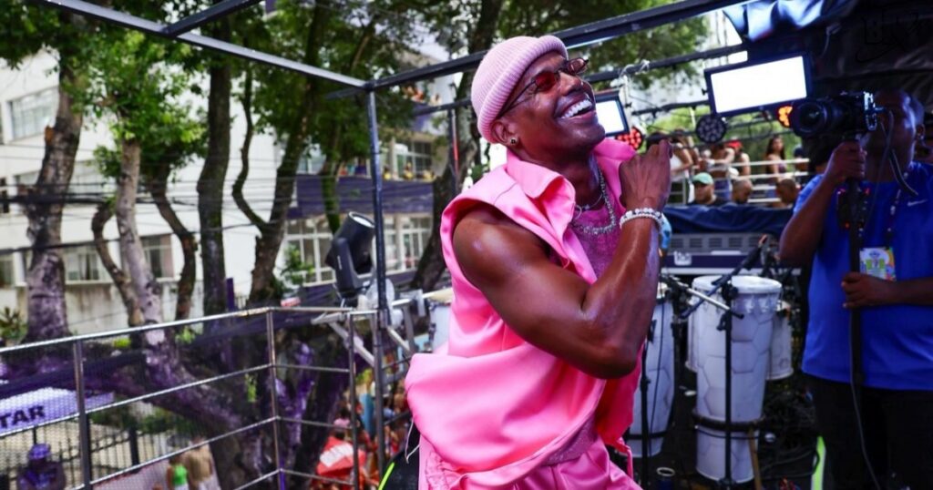 Flavinho homenageia colegas do pagode e fala sobre superação após incidente com trio: “Fiquei muito mal”