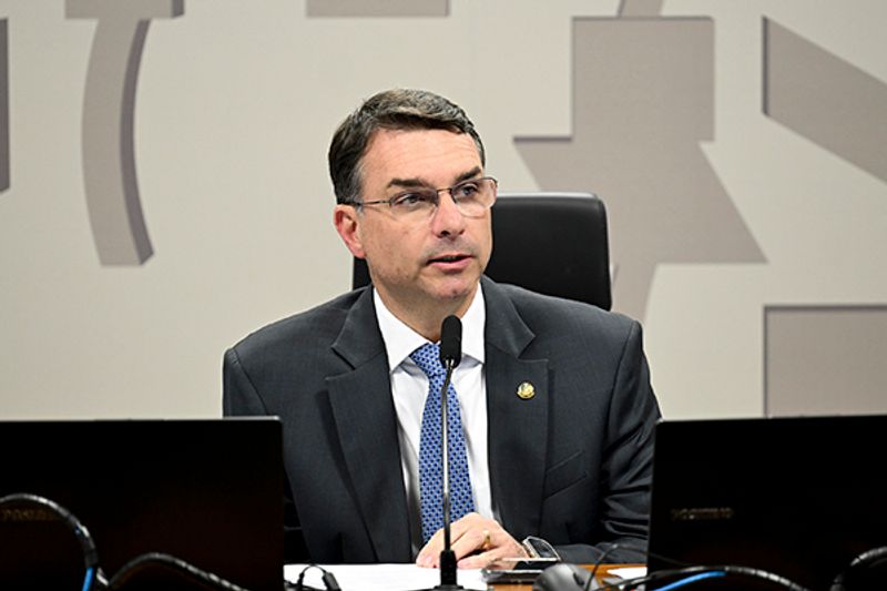 Flávio Bolsonaro ajusta tom e faz acenos a LGBTs, negros e Carnaval mirando o centro