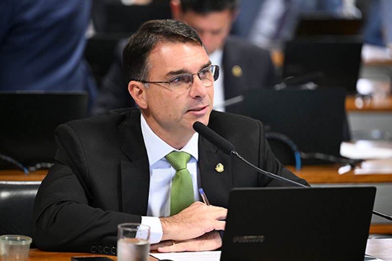 Flávio Bolsonaro defende união da direita e reforça aliança com Tarcísio para 2026