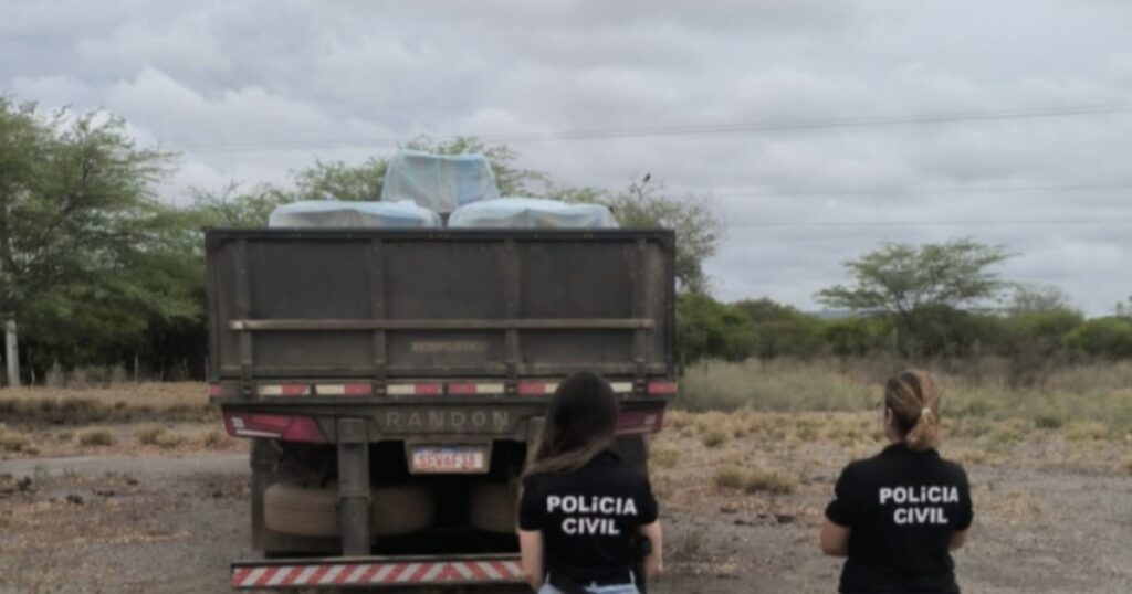 Forças de segurança recuperam carga roubada e prendem quatro suspeitos no interior da Bahia
