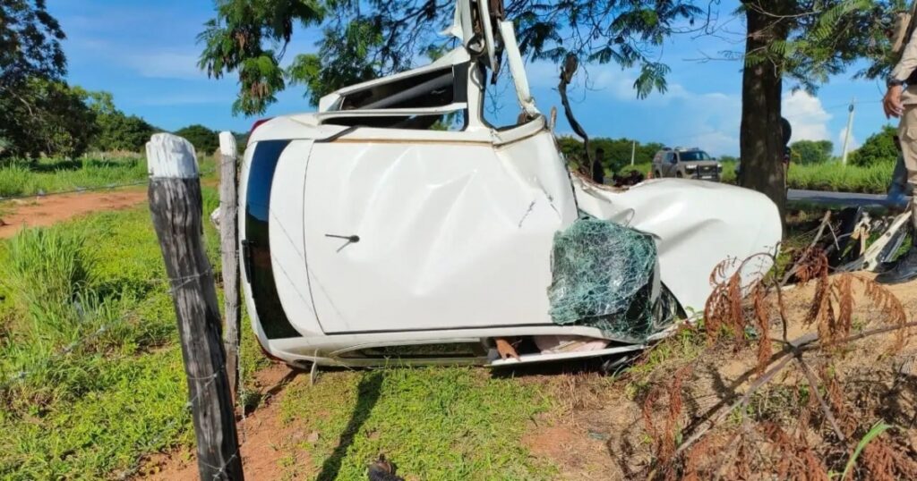Homem morre após carro sair da pista e colidir em árvore no Oeste baiano