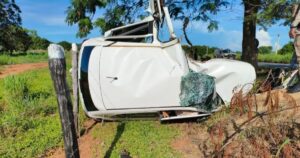 Homem morre após carro sair da pista e colidir em árvore no Oeste baiano