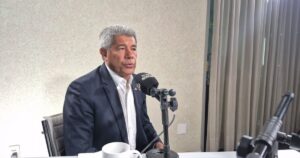 Jerônimo Rodrigues afirma que aeroporto “vai sair” após “cobrança” de prefeito de Jequié