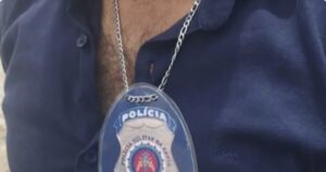 Jovem é preso com simulacro de arma e crachá falso após cometer roubo em ônibus interestadual no sudoeste da Bahia