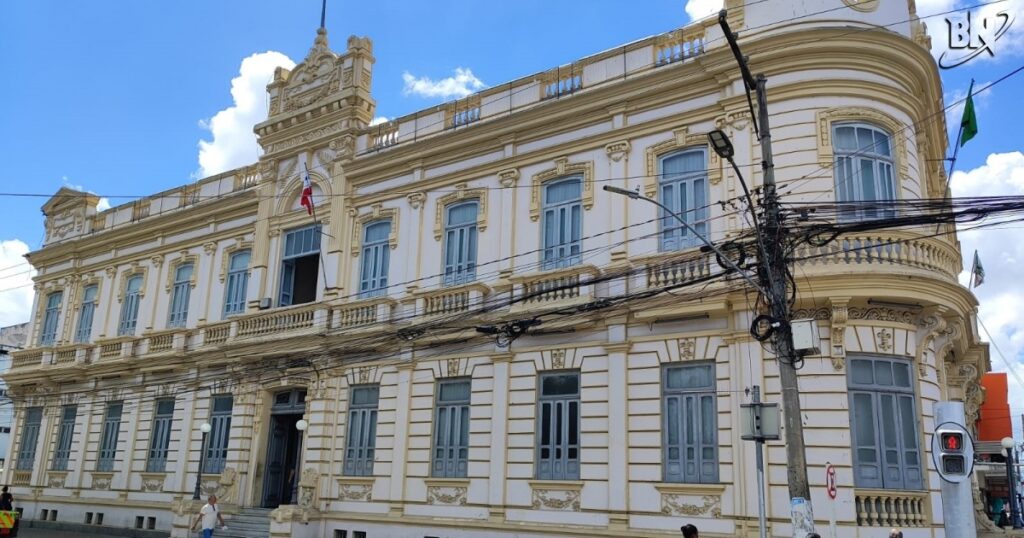 Justiça nega recurso à ação popular e autoriza aumento salarial de prefeito, vereadores e secretários de Feira