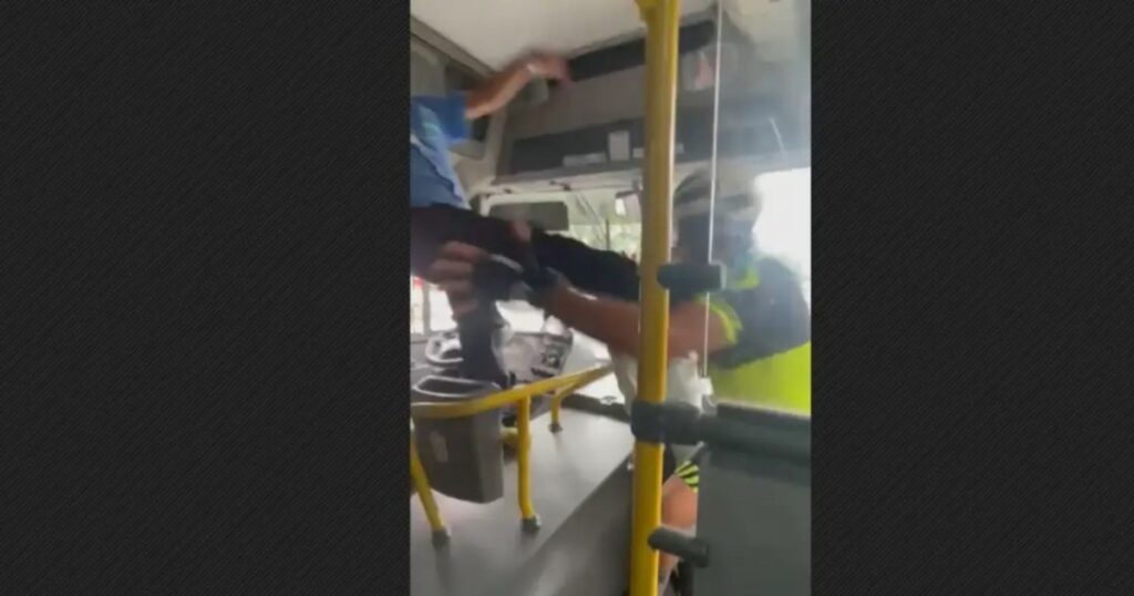 Motorista e ciclista trocam socos dentro de ônibus em Feira de Santana