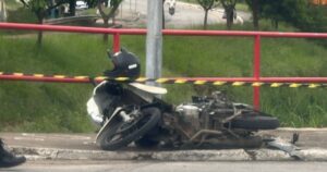 Mulher cai em rio após moto colidir contra poste em Jequié