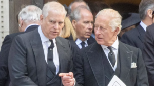 Polícia britânica prende príncipe Andrew, irmão de Charles III, por ligação com caso Epstein