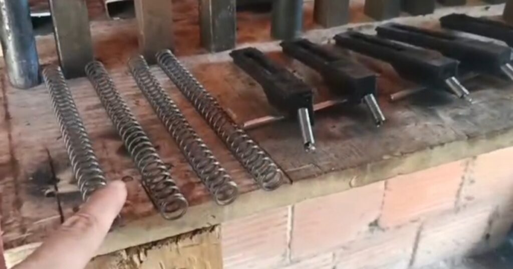 Polícia descobre fábrica de réplicas de armas usadas por facções criminosas no interior da Bahia; entenda