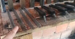 Polícia descobre fábrica de réplicas de armas usadas por facções criminosas no interior da Bahia; entenda