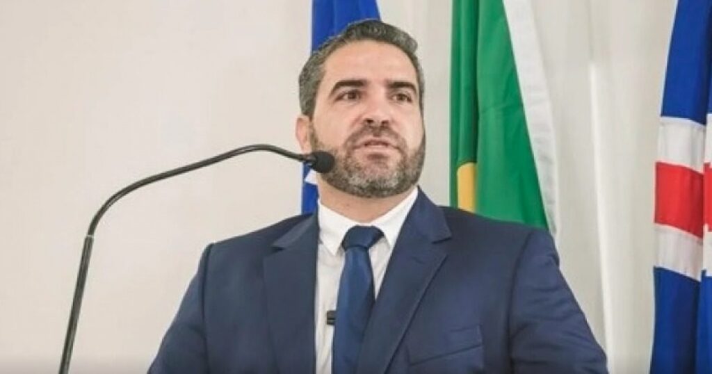 Prefeito é recebido com festa em cidade baiana após ficar quase 4 meses afastado devido à operação