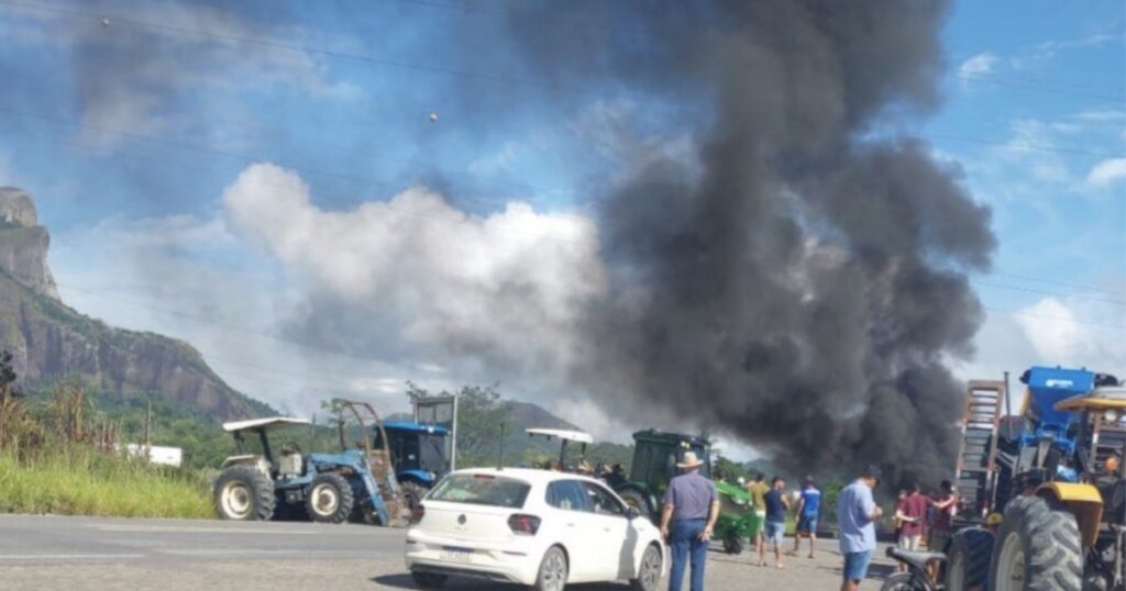 Produtores rurais bloqueiam BR-101 em Itamaraju contra violência no campo e invasões de terra