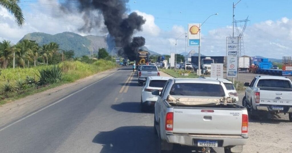Produtores rurais retomam bloqueio da BR-101 em Itamaraju