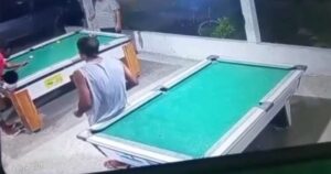 VÍDEO: Assessor parlamentar é morto com tiros na cabeça em bar na cidade de Eunápolis