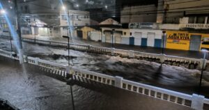 Rio transborda em Jacobina; água quase passa de cancela em Ipirá devido a chuvas