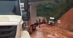 Chuvas e falta de manutenção deixam intransitável desvio perto da ponte do Rio Jequitinhonha