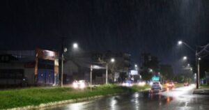 Chuva volta a atingir Vitória da Conquista e provoca enxurradas em avenidas da cidade