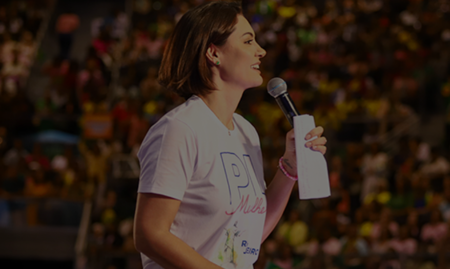 A reação de Michelle Bolsonaro à fala de Eduardo no CPAC e à decisão de Moraes