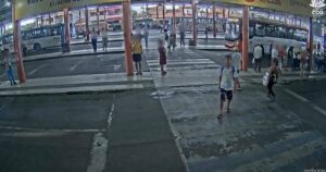 Acusado de sequestrar ônibus em Feira morre após confronto com PM; celulares roubados são recuperados