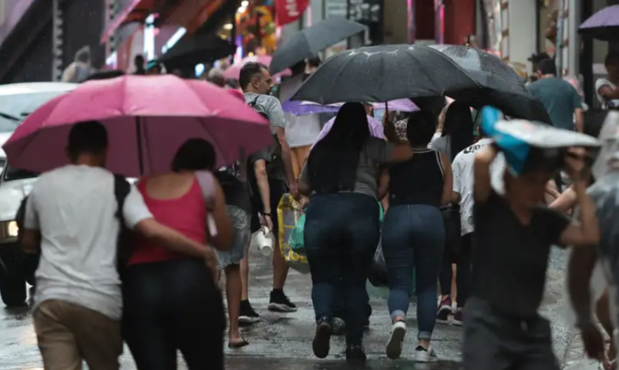 Alerta de tempestades em 4 regiões: Confira onde o tempo fecha neste sábado e domingo