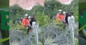 Bombeiros realizam resgate de turista após queda de parapente em Arraial d’Ajuda