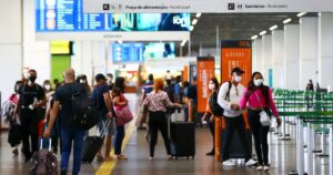 Brasil recebe 1,3 milhão de turistas estrangeiros em fevereiro, com queda de 2,9%