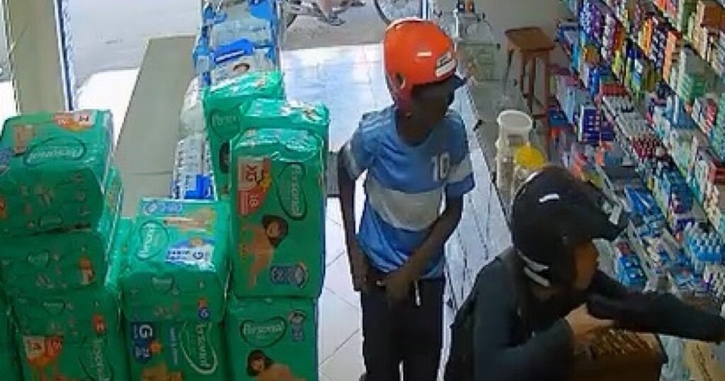Câmera flagra assalto à farmácia em cidade do Sudoeste baiano; dois suspeitos morreram após crime