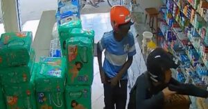 Câmera flagra assalto à farmácia em cidade do Sudoeste baiano; dois suspeitos morreram após crime