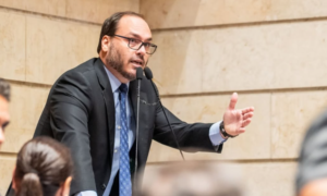 Carlos Bolsonaro desabafa após internação do pai