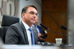 Datafolha: Flávio Bolsonaro tem o dobro de Lula entre evangélicos