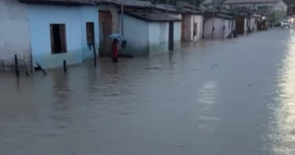 Defesa Civil é acionada e donativos são coletados após fortes chuvas em Varzedo, no Recôncavo baiano