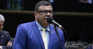 Deputado envolvido em confusão com garota de programa se pronuncia e acusa mulher de extorsão